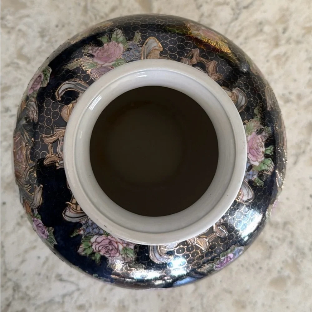 Beautiful decorative Chinese cloisonné-style porcelain vase. G23